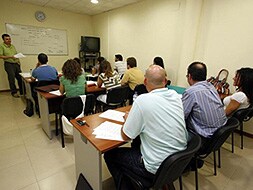 Un grupo de alumnos asiste el pasado viernes a una de las clases que se imparten en el Instituto Ceo. / J. M,. ROMERO