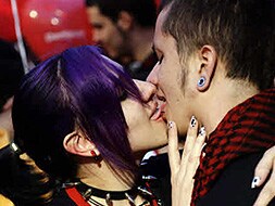 Dos jóvenes se besan en una fiesta. / HOY