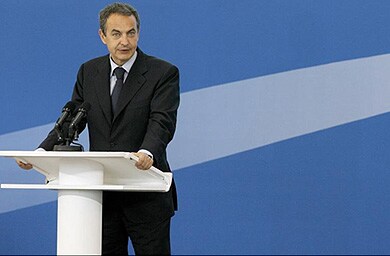José Luis Rodríguez Zapatero en su intervención ayer tras la visita a la nueva terminal del aeropuerto catalán de El Prat. /  EFE