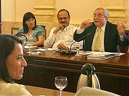 La portavoz del PP, Elena Nevado, y al fondo el concejal de Hacienda, Lorenzo Calle, en el debate del presupuesto. /LORENZO