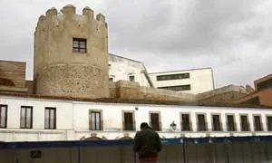 Polémico 'cubo' de Biblioteconomía, que se encuentra junto a la muralla, en la Alcazaba | EMILIO PIÑERO