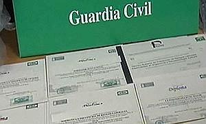 Títulos intervenidos por la Guardia Civil. / ATLAS