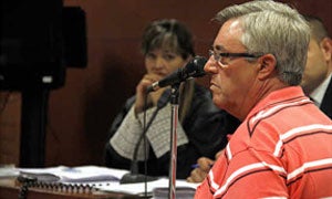 Pedro Martín González Mirón, alcalde de Ceclavín, durante el juicio en el que se le imputan delitos de prevaricación urbanística, en el Juzgado de lo Penal número 1 de Cáceres. | HOY