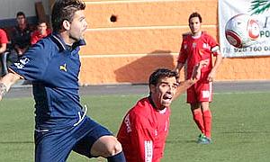 Cajoto con un jugador del Universidad de las Palmas.