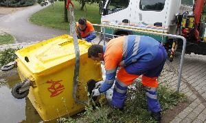 Personal de Conyser limpian el parque, esta mañana.:: ARMANDO MÉNDEZ