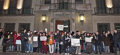 Concentración a las puertas de la Delegación del Gobierno en Extremadura, en el paseo de Huelva de Badajoz. / PAKOPÍ