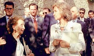 Carmen Ortueta con la reina Doña Sofía en Trujillo en el año 1997.|HOY