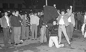 Jóvenes enfadados por el cierre de los bares de la Madrila en octubre de 1991