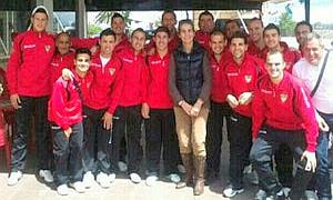 Los jugadores del 'Sanser' posan junto a la Infanta Elena. | Cedida