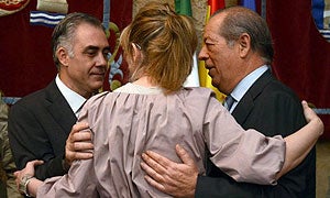 Cristina Teniente abrazaba esta mañana a los dos cargos del PP dimitidos, Francisco Javier Sánchez Perianes y Alejandro Ramiérez del Molino. La imagen corresponde a la toma de posesión de Hernández Carrón como nuevo consejero de Salud. / BRÍGIDO