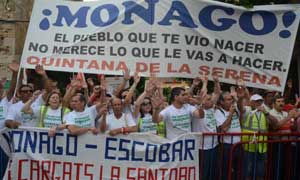 Protestas de vecinos de Quintana y Valverde de Leganés a las puertas de la Asamblea | BRÍGIDO