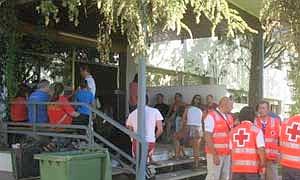 Personas desalojadas del camping en el centro de Moraleja | J.R.N.G.