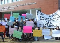 Alumnos de la Escuela de Hostelería protestan por la falta de materia prima
