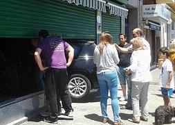 Una mujer empotra su coche contra una carnicería en la autopista