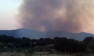 El humo ha obligado a cortar dos carreteras cercanas a la localidad.|JUAN CARLOS ALCÁNTARA