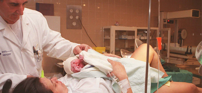 Nacimiento de un bebé en un hospital público:: HOY