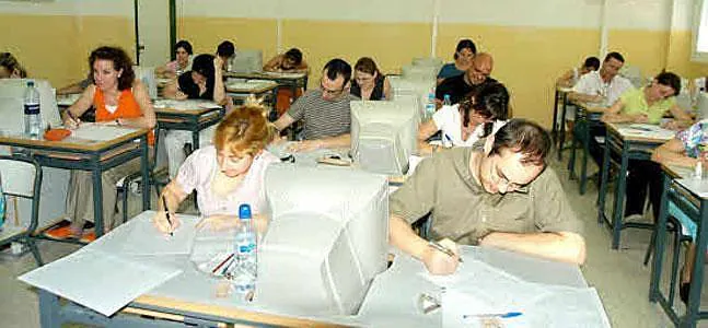 Opositores realizando un examen de Secundaria en 2006.|HOY