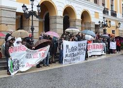 Un centenar de personas exigen en Badajoz el pago de la renta básica