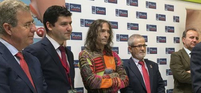 Robe Iniesta junto con miembros del Consejo Regulador Denominación de Origen Cereza del Jerte