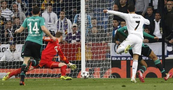 Cristiano marca de fuerte disparo su segundo gol ante el Schalke en el partido de vuelta de octavos de la 'Champions'. 