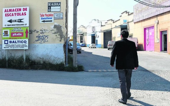 Vista del polígono, con carteles que indican las industrias y otros que anuncian alquileres. 