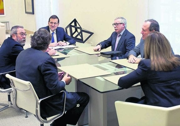 Imagen facilitada por el Gobierno de la reunión entre Mariano Rajoy y los agentes sociales.