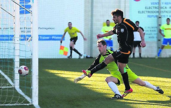 Ruano marca el gol de la victoria de su equipo ayer en Málaga. 