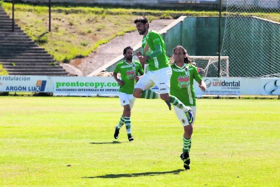 Gaspar celebra el primer gol del Cacereño con Checa y Juan Carlos Mejías persiguiéndole. 