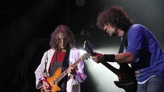 Robe Iniesta, líder del grupo Extremoduro, con Iñaki 'Uoho', en el concierto que dieron en el recinto hípico de Cáceres ante 15.000 personas en 2012