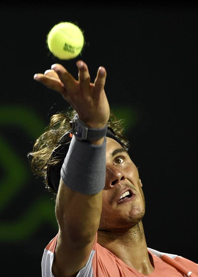 El tenista español Rafael Nadal sirve una bola al italiano Fabio Fognini