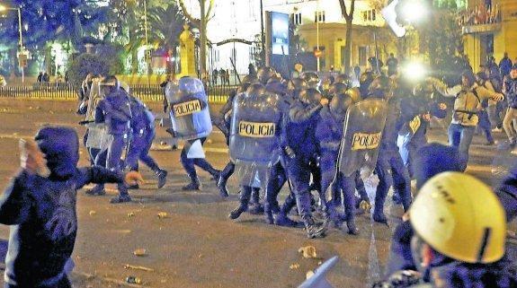 Los quince agentes que quedaron atrapados entre la multitud son apedreados por los manifestantes el 22M. 