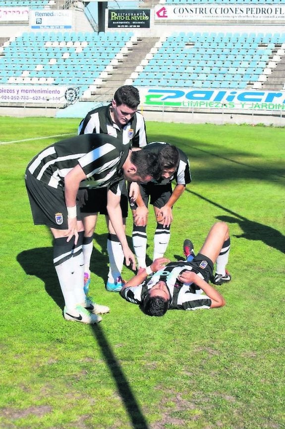 Copito tendido en el césped tras lesionarse. 