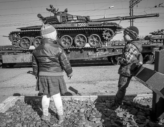 Un tren traslada tanques del Ejército ruso en una estación próxima a Simferópol, capital de Crimea. 