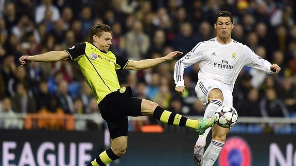 Cristiano disputando un balón en el partido contra el Borussia Dortmund