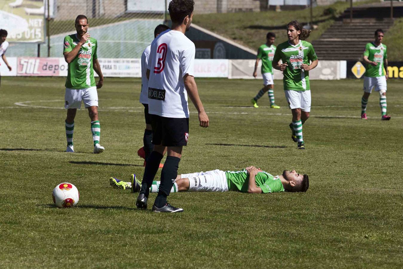 Gaspar yace en el suelo después de recibir una falta del contrario