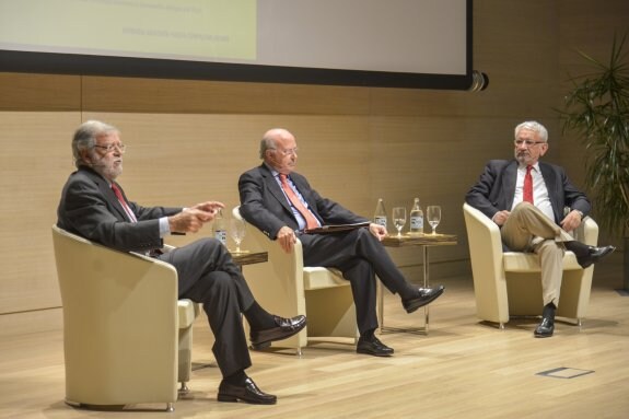 Rodríguez Ibarra, Teresiano Rodríguez y José Antonio Marcos, en la charla de ayer. 