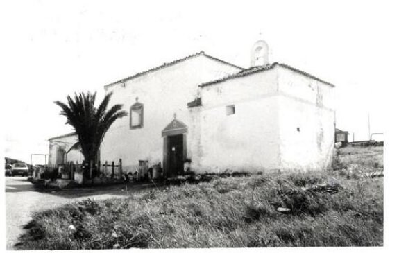 Subida del Cristo del Amparo a su ermita, en febrero de 1993, al terminar la restauración del templo. A la derecha, estado en el que se encontraba la ermita antes de las obras. 