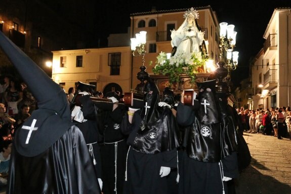 La Orden Tercera de la Dolorosa de la Cruz con la imagen de la virgen.