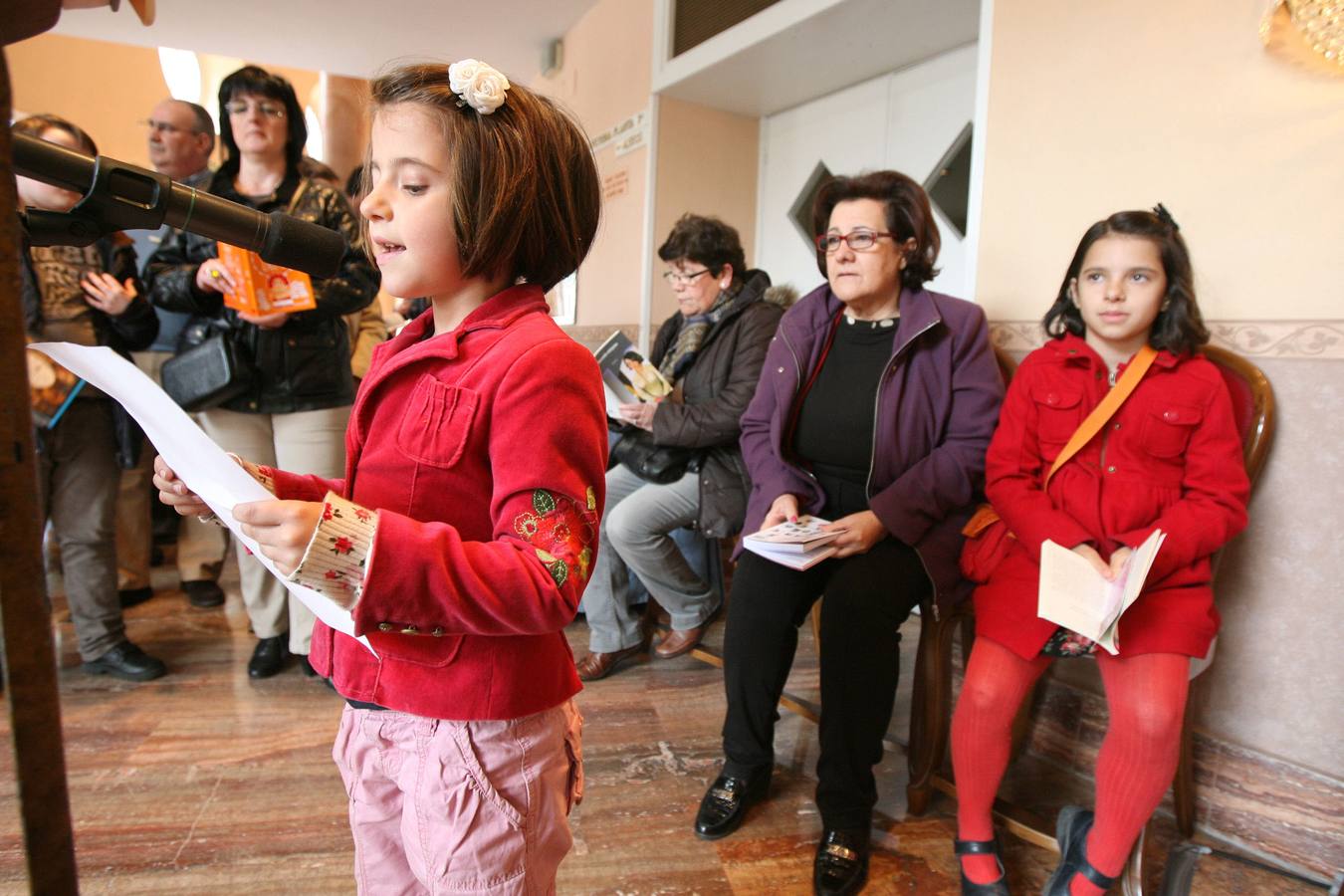 Una niña lee un fragmento de El Quijote en el Gran Teatro durante la celebración del Día del Libro el año pasado. 