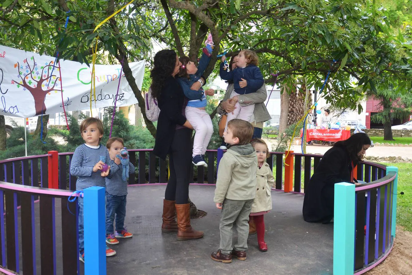 Dos niños cuelgan sus chupetes del árbol dedicado a este fin en Castelar. :: casimiro moreno