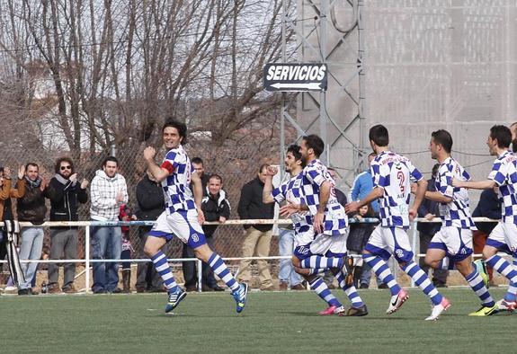 Los jugadores del Arroyo persiguen a su capitán Abel Buades tras la consecución de un gol en el partido ante el Cartagena. :: armando méndez