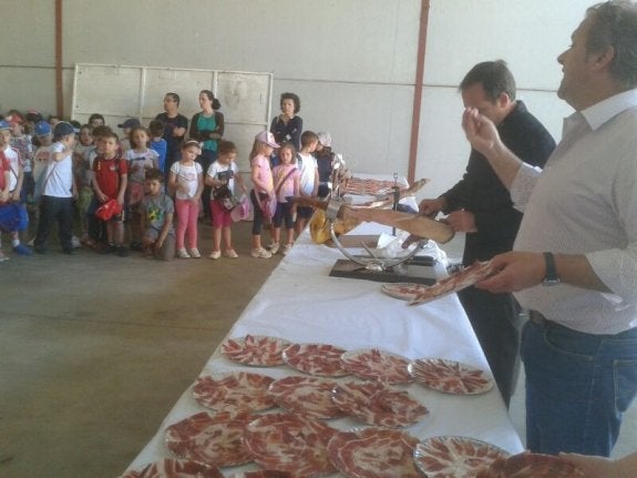 Los escolares durante una de las catas de jamón. :: p. d. 