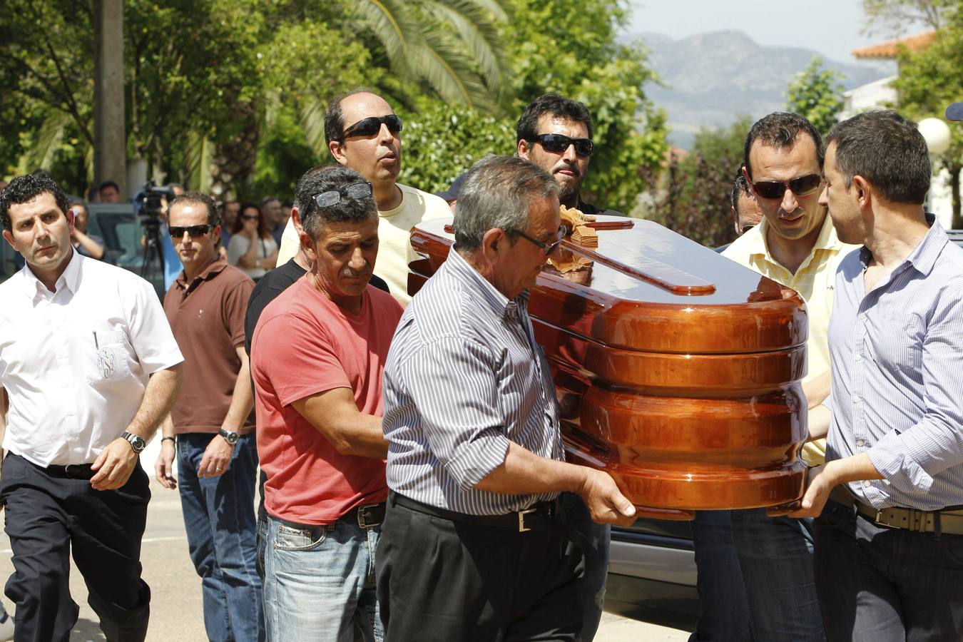 Los féretros de los niños llegan al polideportivo de Monterrubio. 