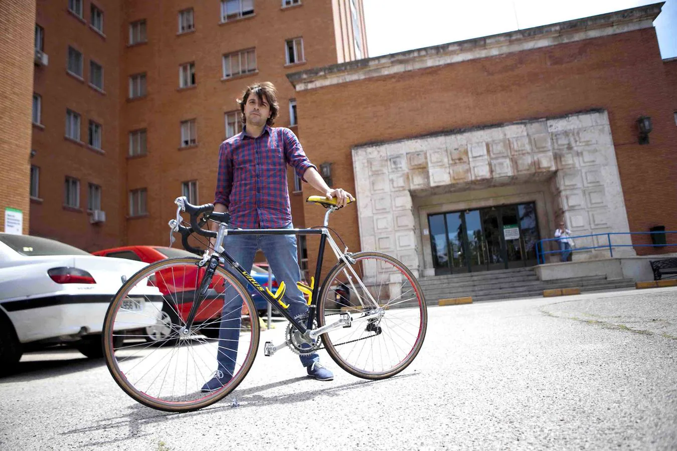 Jorge Muñoz es oncólogo en el SES y acude a diario al hospital en bicicleta. :: jorge rey