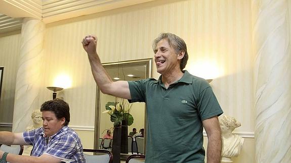 Pedro Escobar bromea durante la reunión de hoy en Mérida