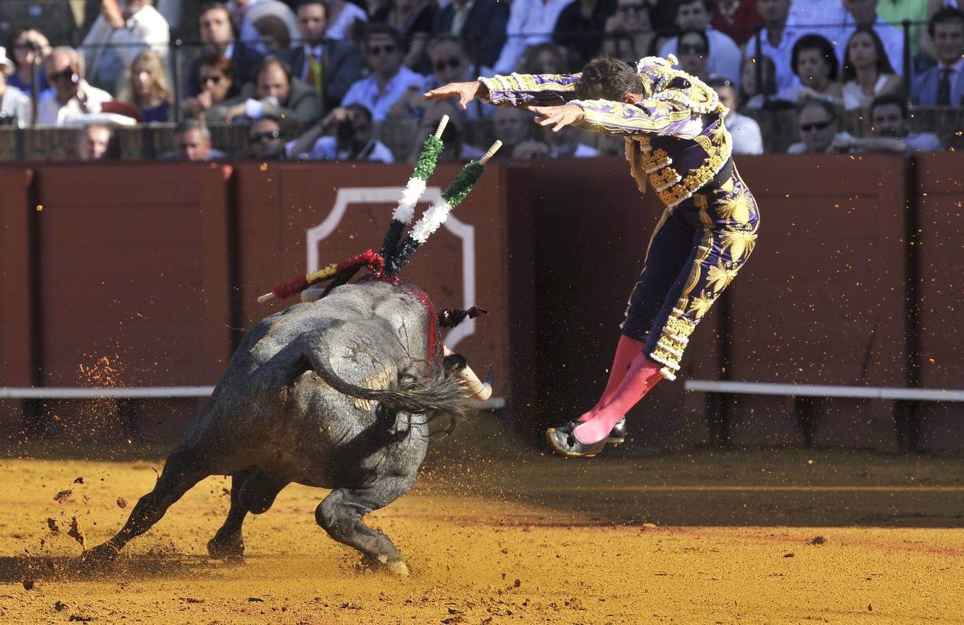 Antonio Ferrera pone un par de banderillas a su primer toro, de nombre 'Disparate'. :: efe