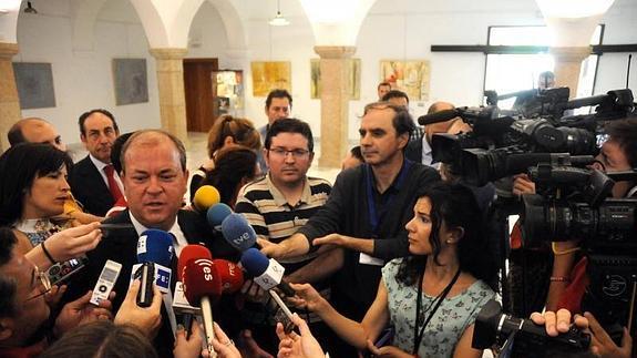 José Antonio José Antonio Monago esta mañana en el patio de la Asamblea de Extremadura