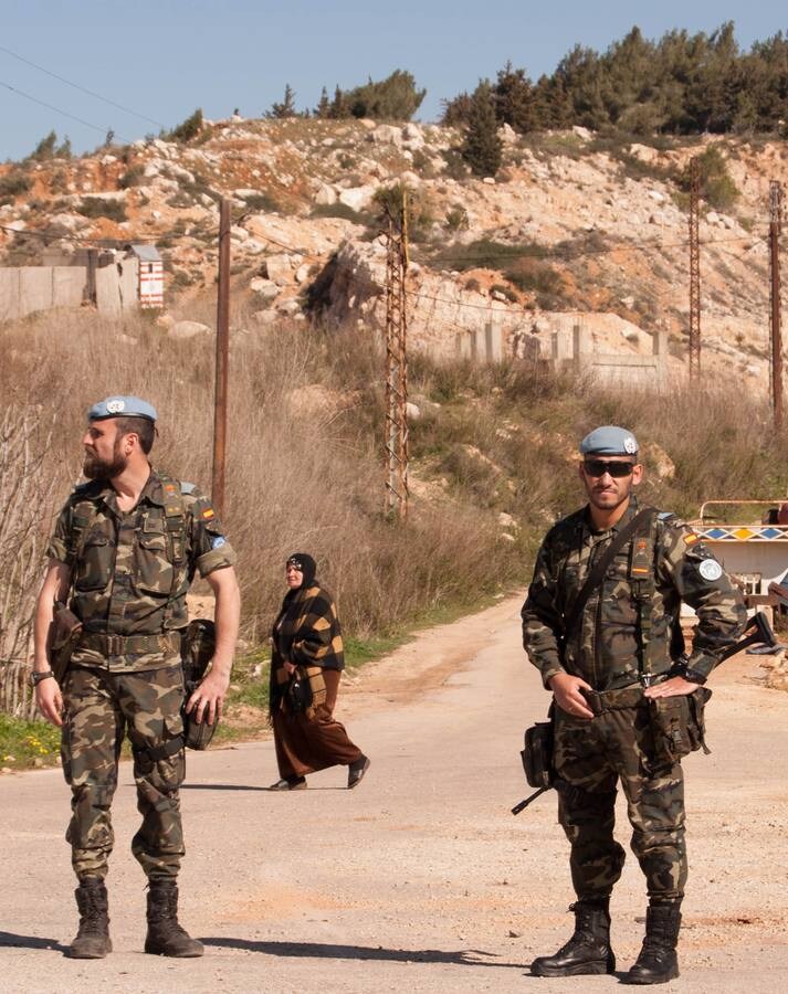 Miembros de la BRIMZ Extremadura XI, durante una patrulla junto a la frontera israelí, en febrero. :: a.a.