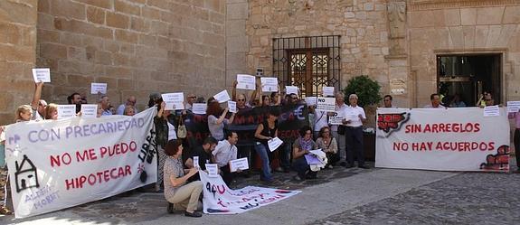 Vecinos de las viviendas sociales de Aldea Moret protestan, junto con afectados de la ayuda a domicilio, en la puerta de la Diputación. :: M. N.