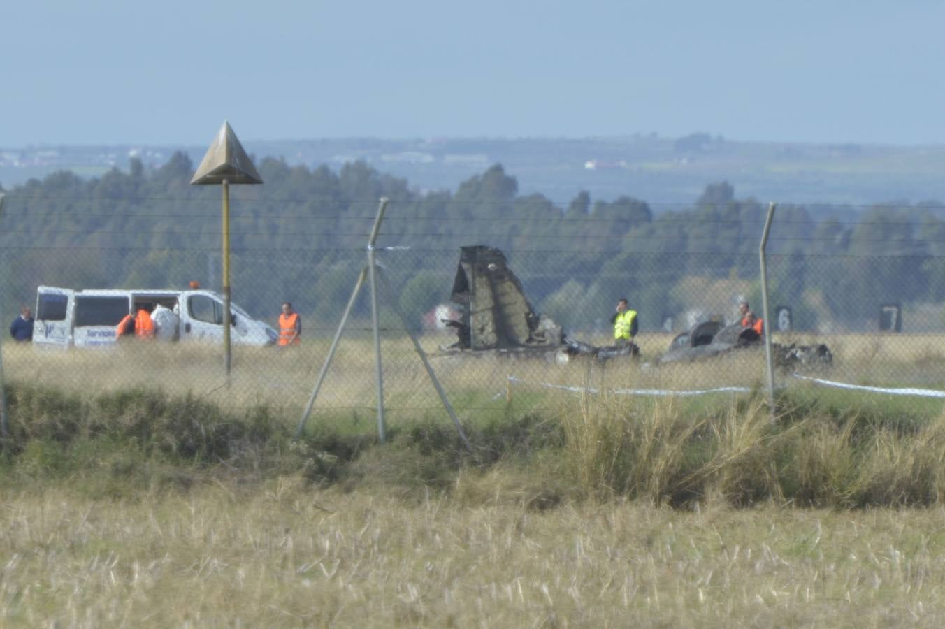 Ambulancias y restos de F-5 siniestrado después de arder por estrellarse al tomar tierra en la base aérea de Talavera la Real.